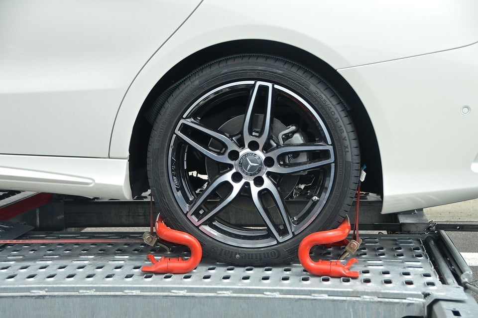 Perbedaan Derek dan Towing Dalam Jasa Derek Mobil